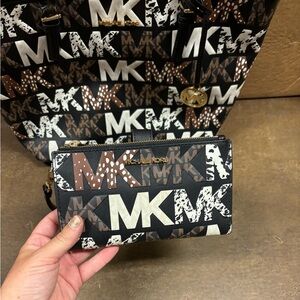 Brand new! MK JST Carryall Tote Bag & MK Jet Set DoubleZip Phone Wristlet Wallet